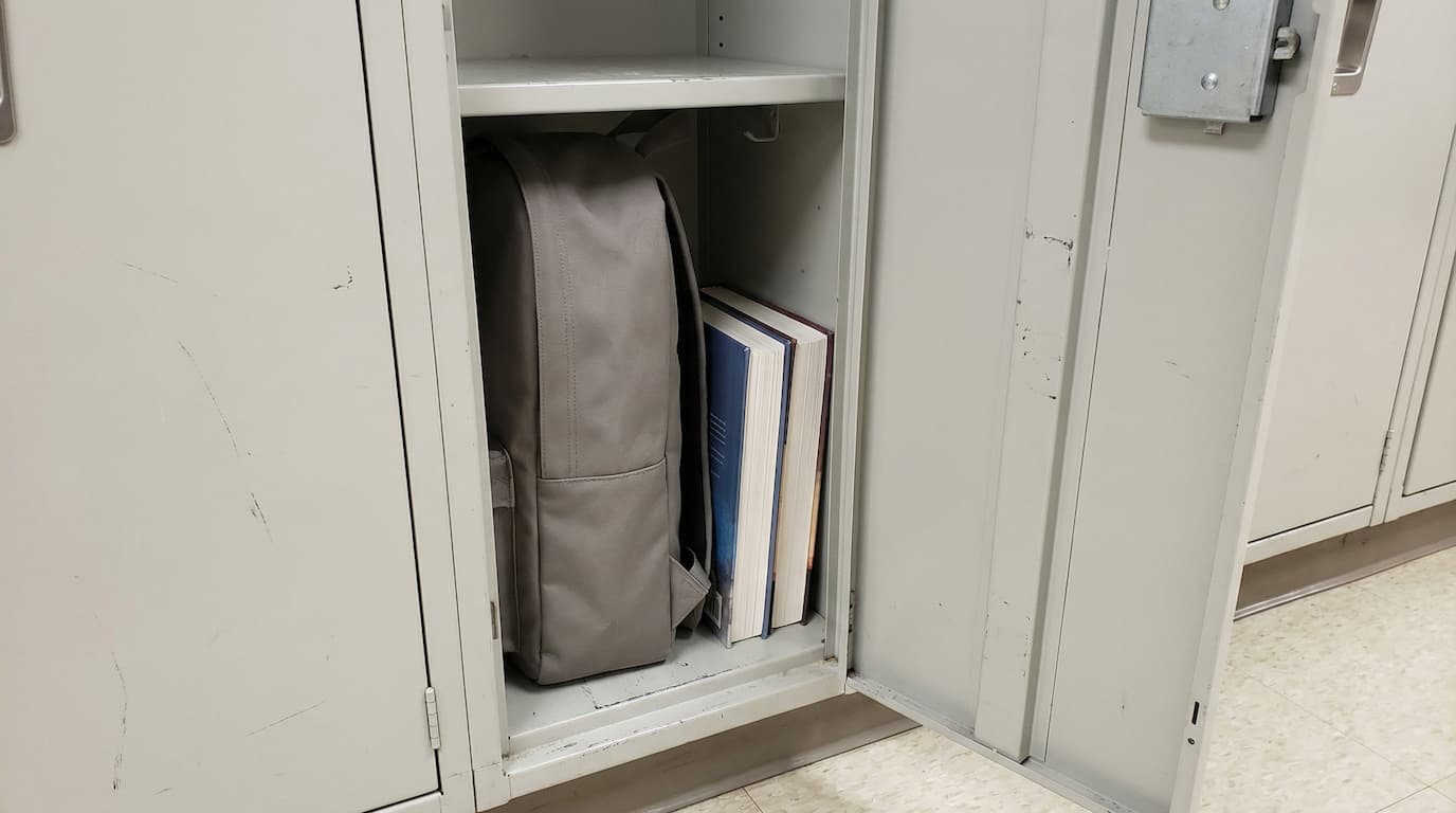 Locker-friendly backpack profile for Grades 3–5 in Canada (≈ 30 cm / 12" locker width, ≤ 15 cm / 6" depth)